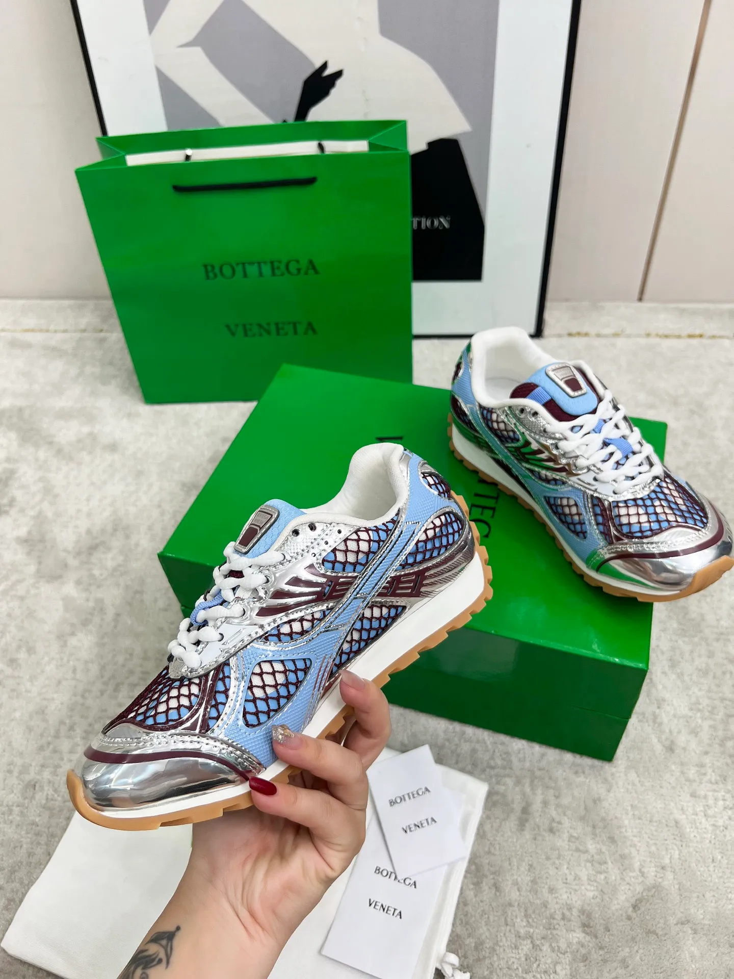 P540. Top version (couples model) Bottega Veneta Bottega Veneta 23ss autumn and winter show BV Orbit sneakers Wang Yibo's same style couples casual shoes dad shoes! Runner sneakers! Original purchase and development!  Made of original lightweight technical mesh fabric, the same as the original version! The process is complicated!  Paired with a rubber outsole designed with a geometric pattern, the high version of the Wang Zha series is actually much taller, but the legs still look slim. Very nice. Durable and playable, standard and version-matching shoe package technology, look for high-end versions. The original outsole is exclusively molded, and the color-blocked TPU outsole is used. The material and weight are the same as the original!  Size: #Female 35-41 (40 and 41 customized sizes are non-refundable) Male 39-45 (45 size customized are non-returnable and exchangeable)